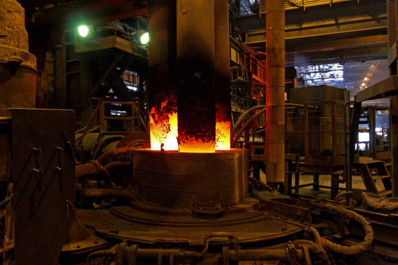 钢铁冶炼工人正在工作