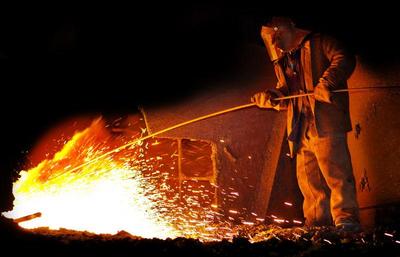 冶炼厂正在工作的工人图片素材-钢铁冶炼厂正在工作的工人创意图片-jpg .